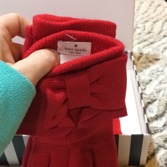♠️ Kate Spade “Bow” Beanie & Glove Set - Picture 3 of 5